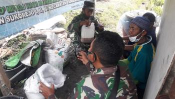 Dari Limbah Ternak, Satgas TMMD 110 Bojonegoro Belajar Membuat Pupuk